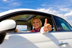 Frau freut sich über günstige Kfz Versicherung